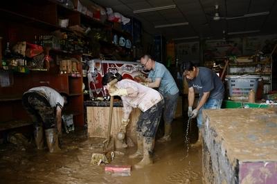 ZHAOQING, CHINA - JUNE 19: Residents clean debris and silt from a shop on June 19, 2025 in Huaiji County, Zhaoqing City,-stock-foto