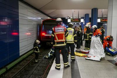 Rettungskraefte der Feuerwehr und Notaerzte am Unfallort im Einsatz beim Unfall U-Bahn Station Wandsbeker Chausse am 20.Juni 2925 in Hamburg. Eine blinde Frau ist beim Einfahren der U-Bahn vom Bahnsteig ins Gleisbett gestuerzt und von der Bahn erfasst worden und wird schwer verletzt Die Einsatzkr?fte gehen von einem tragischen Unfallgeschehen aus.Nach der Erstversorgung wurde die Schwerverletzte ins Krankenhaus gebracht. Hamburg Deutschland *** Rescue workers from the fire department and emergency doctors at the scene of the accident at the Wandsbeker Chausse underground station on June 20, 2925 in Hamburg A blind woman fell from the platform into the track bed when the underground train entered the station and was hit by the train and ser-stock-foto