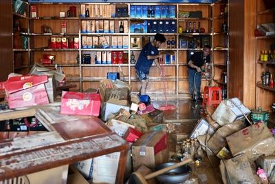 ZHAOQING, CHINA - JUNE 19: Residents clean debris and silt from a shop on June 19, 2025 in Huaiji County, Zhaoqing City,-stock-foto
