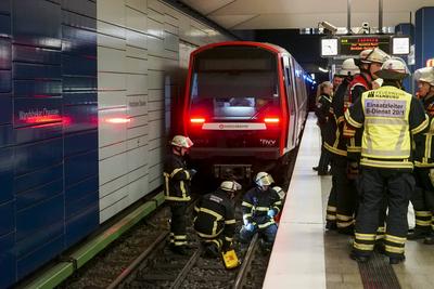 Rettungskraefte der Feuerwehr und Notaerzte am Unfallort im Einsatz beim Unfall U-Bahn Station Wandsbeker Chausse am 20.Juni 2925 in Hamburg. Eine blinde Frau ist beim Einfahren der U-Bahn vom Bahnsteig ins Gleisbett gestuerzt und von der Bahn erfasst worden und wird schwer verletzt Die Einsatzkr?fte gehen von einem tragischen Unfallgeschehen aus.Nach der Erstversorgung wurde die Schwerverletzte ins Krankenhaus gebracht. Hamburg Deutschland *** Rescue workers from the fire department and emergency doctors at the scene of the accident at the Wandsbeker Chausse underground station on June 20, 2925 in Hamburg A blind woman fell from the platform into the track bed when the underground train entered the station and was hit by the train and ser-stock-foto