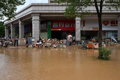 ZHAOQING, CHINA - JUNE 19: The flood in the disaster-stricken area of Huaiji County with mud accumulated in the streets-stock-foto