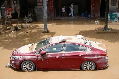 ZHAOQING, CHINA - JUNE 19: A car is surrounded by mud accumulated in the streets on June 19, 2025 in Huaiji County, Zhao-stock-foto