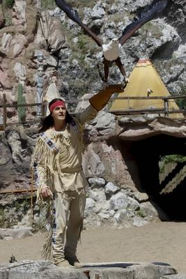 Alexander Klaws, als Winnetou mit Adler bei der Fotoprobe in Maske und Kostuem in der Western Deko zum Karl May Stueck Halbblut in Freilicht Theater am Kalkberg 20.Juni 2025 in Bad Segeberg Schleswig-Holstein Deutschland *** Alexander Klaws, as Winnetou with eagle at the photo rehearsal in make-up and costume in the western deco for the Karl May play Half-Blood in Freilicht Theater am Kalkberg 20 June 2025 in Bad Segeberg Schleswig Holstein Germany-stock-foto