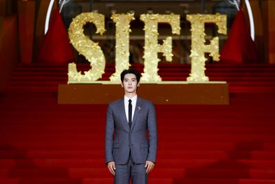 SHANGHAI, CHINA - JUNE 21: Actor Yu Shi arrives at the red carpet of the Golden Goblet Awards Ceremony during the 27th S-stock-foto