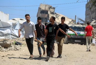 Bodies of Palestinians killed in an Israeli airstrike on a mobile phone charging station in the Sheikh Radwan-stock-foto