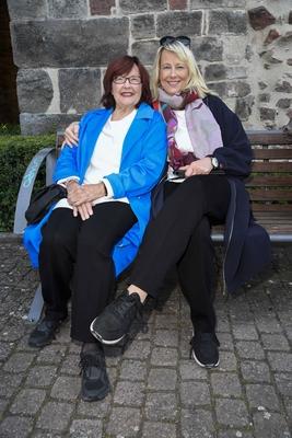 Brigitte Grothum Mit ihrer tochter Debora Weigert Schauspielerinnen zu Gast auf dem roten Teppich bei der Premiere Festakt zu Shakespeares Theaterstueck Sommernachtstraeume, bei der Eroeffnung der 74.Bad Hersfelder Festspiele in Freiluft Theater an der Siftsruine am Freitag 20.Juni 2025 in Bad Hersfeld Hessen Deutschland *** Brigitte Grothum With her daughter Debora Weigert actresses on the red carpet at the premiere ceremony of Shakespeares play Sommernachtstraeume, at the opening of the 74th Bad Hersfeld Festival in open air Theater an der Siftsruine on Friday 20 June 2025 in Bad Hersfeld Hessen Germany-stock-foto
