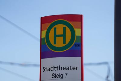 Haltestelle Schild in Regenbogenfarben, ?PNV, Gedenk- und Demonstrationstag f?r LGBTQIA+-Rechte, Sichtbarkeit f?r queere-stock-foto