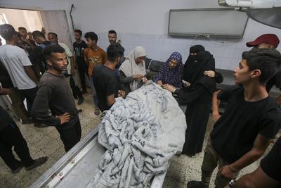 Bodies of Palestinians killed in an Israeli airstrike on a mobile phone charging station in the Sheikh Radwan-stock-foto