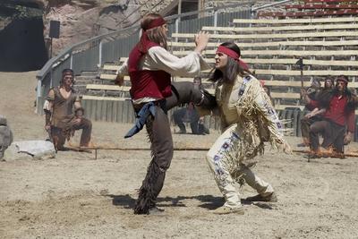Alexander Klaws, als Winnetou kaempfen bei der Fotoprobe in Maske und Kostuem in der Western Deko zum Karl May Stueck Halbblut in Freilicht Theater am Kalkberg 20.Juni 2025 in Bad Segeberg Schleswig-Holstein Deutschland *** Alexander Klaws, as Winnetou fighting at the photo rehearsal in make-up and costume in the western deco for the Karl May play Half-Blood in open-air theater at Kalkberg 20 June 2025 in Bad Segeberg Schleswig Holstein Germany-stock-foto