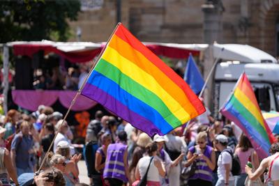 Regenbogenfahne, Gedenk- und Demonstrationstag f?r LGBTQIA+-Rechte, Sichtbarkeit f?r queere Menschen, Protest gegen Disk-stock-photo