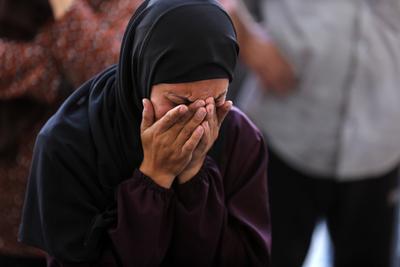 Bodies of Palestinians killed in an Israeli airstrike on a mobile phone charging station in the Sheikh Radwan-stock-foto