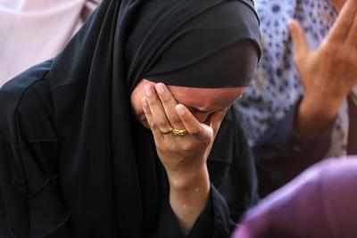 Bodies of Palestinians killed in an Israeli airstrike on a mobile phone charging station in the Sheikh Radwan-stock-foto