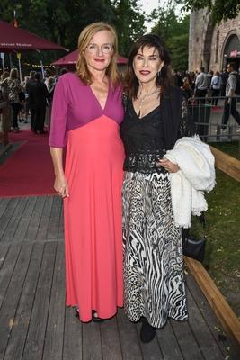Nina Petri und Anja Kruse Schauspielerinnen zu Gast auf dem roten Teppich bei der Premiere Festakt zu Shakespeares Theaterstueck Sommernachtstraeume, bei der Eroeffnung der 74.Bad Hersfelder Festspiele in Freiluft Theater an der Siftsruine am Freitag 20.Juni 2025 in Bad Hersfeld Hessen Deutschland *** Nina Petri and Anja Kruse actresses as guests on the red carpet at the premiere of Shakespeares play Sommernachtstraeume, at the opening of the 74th Bad Hersfeld Festival in open-air theater at the Siftsruine on Friday 20 June 2025 in Bad Hersfeld Hessen Germany-stock-foto