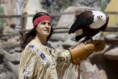 Alexander Klaws, als Winnetou mit Adler bei der Fotoprobe in Maske und Kostuem in der Western Deko zum Karl May Stueck Halbblut in Freilicht Theater am Kalkberg 20.Juni 2025 in Bad Segeberg Schleswig-Holstein Deutschland *** Alexander Klaws, as Winnetou with eagle at the photo rehearsal in make-up and costume in the western deco for the Karl May play Half-Blood in Freilicht Theater am Kalkberg 20 June 2025 in Bad Segeberg Schleswig Holstein Germany-stock-foto