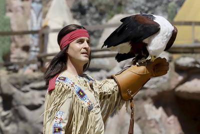 Alexander Klaws, als Winnetou mit Adler bei der Fotoprobe in Maske und Kostuem in der Western Deko zum Karl May Stueck Halbblut in Freilicht Theater am Kalkberg 20.Juni 2025 in Bad Segeberg Schleswig-Holstein Deutschland *** Alexander Klaws, as Winnetou with eagle at the photo rehearsal in make-up and costume in the western deco for the Karl May play Half-Blood in Freilicht Theater am Kalkberg 20 June 2025 in Bad Segeberg Schleswig Holstein Germany-stock-foto