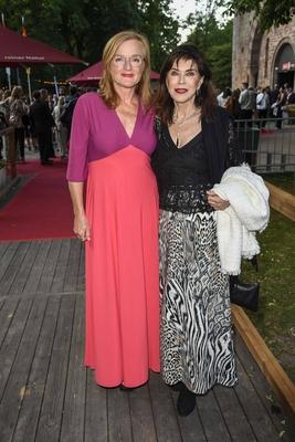 Nina Petri und Anja Kruse Schauspielerinnen zu Gast auf dem roten Teppich bei der Premiere Festakt zu Shakespeares Theaterstueck Sommernachtstraeume, bei der Eroeffnung der 74.Bad Hersfelder Festspiele in Freiluft Theater an der Siftsruine am Freitag 20.Juni 2025 in Bad Hersfeld Hessen Deutschland *** Nina Petri and Anja Kruse actresses as guests on the red carpet at the premiere of Shakespeares play Sommernachtstraeume, at the opening of the 74th Bad Hersfeld Festival in open-air theater at the Siftsruine on Friday 20 June 2025 in Bad Hersfeld Hessen Germany-stock-foto