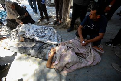 Bodies of Palestinians killed in an Israeli airstrike on a mobile phone charging station in the Sheikh Radwan-stock-foto