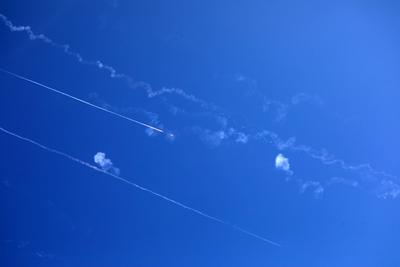 Missiles fired from Iran in retaliation for Israeli attacks are seen in the sky over the Hebron-stock-foto