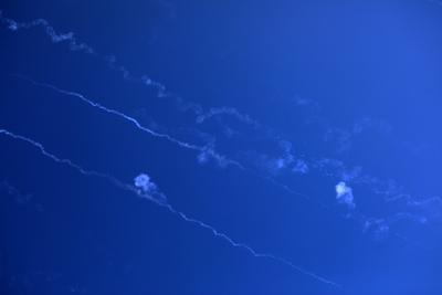 Missiles fired from Iran in retaliation for Israeli attacks are seen in the sky over the Hebron-stock-foto