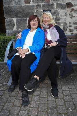 Brigitte Grothum Mit ihrer tochter Debora Weigert Schauspielerinnen zu Gast auf dem roten Teppich bei der Premiere Festakt zu Shakespeares Theaterstueck Sommernachtstraeume, bei der Eroeffnung der 74.Bad Hersfelder Festspiele in Freiluft Theater an der Siftsruine am Freitag 20.Juni 2025 in Bad Hersfeld Hessen Deutschland *** Brigitte Grothum With her daughter Debora Weigert actresses on the red carpet at the premiere ceremony of Shakespeares play Sommernachtstraeume, at the opening of the 74th Bad Hersfeld Festival in open air Theater an der Siftsruine on Friday 20 June 2025 in Bad Hersfeld Hessen Germany-stock-foto