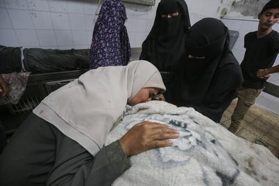 Bodies of Palestinians killed in an Israeli airstrike on a mobile phone charging station in the Sheikh Radwan-stock-foto