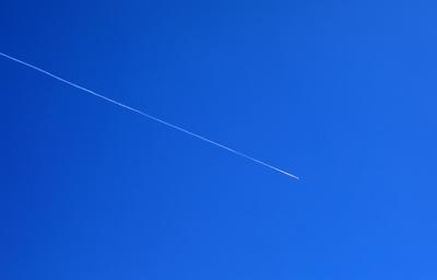 Missiles fired from Iran in retaliation for Israeli attacks are seen in the sky over the Hebron-stock-foto