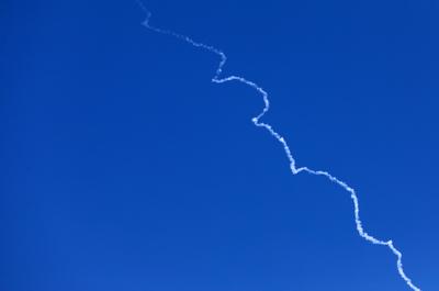 Missiles fired from Iran in retaliation for Israeli attacks are seen in the sky over the Hebron-stock-foto