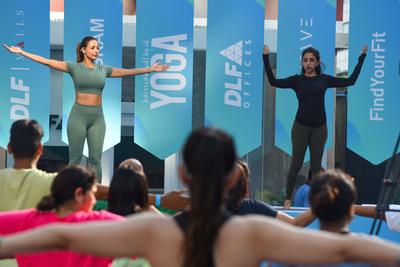 Bollywood Actors Malaika Arora And Sonal Chauhan Participate On International Yoga Day In Gurugram-stock-foto