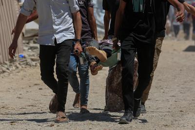 Bodies of Palestinians killed in an Israeli airstrike on a mobile phone charging station in the Sheikh Radwan-stock-foto