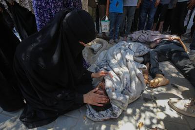 Bodies of Palestinians killed in an Israeli airstrike on a mobile phone charging station in the Sheikh Radwan-stock-foto