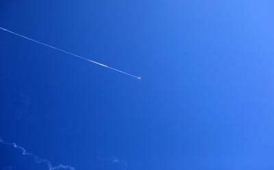 Missiles fired from Iran in retaliation for Israeli attacks are seen in the sky over the Hebron-stock-foto
