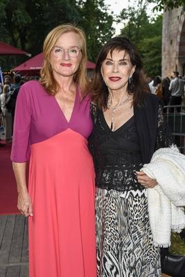 Nina Petri und Anja Kruse Schauspielerinnen zu Gast auf dem roten Teppich bei der Premiere Festakt zu Shakespeares Theaterstueck Sommernachtstraeume, bei der Eroeffnung der 74.Bad Hersfelder Festspiele in Freiluft Theater an der Siftsruine am Freitag 20.Juni 2025 in Bad Hersfeld Hessen Deutschland *** Nina Petri and Anja Kruse actresses as guests on the red carpet at the premiere of Shakespeares play Sommernachtstraeume, at the opening of the 74th Bad Hersfeld Festival in open-air theater at the Siftsruine on Friday 20 June 2025 in Bad Hersfeld Hessen Germany-stock-foto