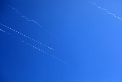 Missiles fired from Iran in retaliation for Israeli attacks are seen in the sky over the Hebron-stock-foto