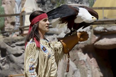 Alexander Klaws, als Winnetou mit Adler bei der Fotoprobe in Maske und Kostuem in der Western Deko zum Karl May Stueck Halbblut in Freilicht Theater am Kalkberg 20.Juni 2025 in Bad Segeberg Schleswig-Holstein Deutschland *** Alexander Klaws, as Winnetou with eagle at the photo rehearsal in make-up and costume in the western deco for the Karl May play Half-Blood in Freilicht Theater am Kalkberg 20 June 2025 in Bad Segeberg Schleswig Holstein Germany-stock-foto