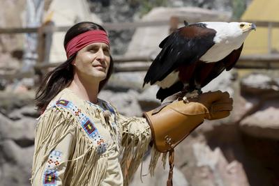 Alexander Klaws, als Winnetou mit Adler bei der Fotoprobe in Maske und Kostuem in der Western Deko zum Karl May Stueck Halbblut in Freilicht Theater am Kalkberg 20.Juni 2025 in Bad Segeberg Schleswig-Holstein Deutschland *** Alexander Klaws, as Winnetou with eagle at the photo rehearsal in make-up and costume in the western deco for the Karl May play Half-Blood in Freilicht Theater am Kalkberg 20 June 2025 in Bad Segeberg Schleswig Holstein Germany-stock-foto