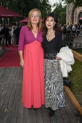 Nina Petri und Anja Kruse Schauspielerinnen zu Gast auf dem roten Teppich bei der Premiere Festakt zu Shakespeares Theaterstueck Sommernachtstraeume, bei der Eroeffnung der 74.Bad Hersfelder Festspiele in Freiluft Theater an der Siftsruine am Freitag 20.Juni 2025 in Bad Hersfeld Hessen Deutschland *** Nina Petri and Anja Kruse actresses as guests on the red carpet at the premiere of Shakespeares play Sommernachtstraeume, at the opening of the 74th Bad Hersfeld Festival in open-air theater at the Siftsruine on Friday 20 June 2025 in Bad Hersfeld Hessen Germany-stock-foto