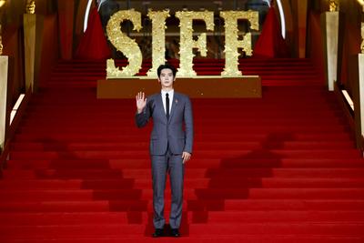 SHANGHAI, CHINA - JUNE 21: Actor Yu Shi arrives at the red carpet of the Golden Goblet Awards Ceremony during the 27th S-stock-foto