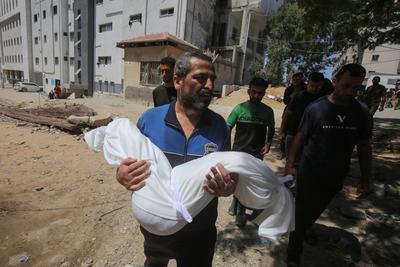 Bodies of Palestinians killed in an Israeli airstrike on a mobile phone charging station in the Sheikh Radwan-stock-foto
