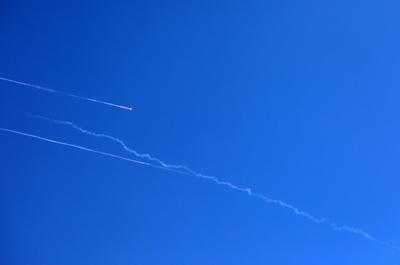 Missiles fired from Iran in retaliation for Israeli attacks are seen in the sky over the Hebron-stock-foto