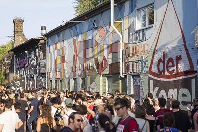 Fte de la Musique, Musikveranstaltung in Berlin, 21.06.2025 Feiernde vor dem Cassiopeia auf dem RAW-Gelände im Rahmen d-stock-photo