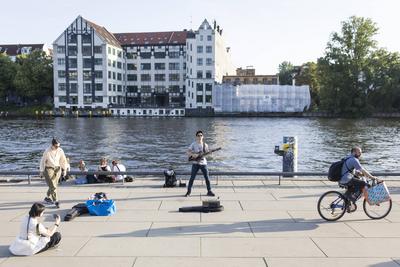 Fte de la Musique, Musikveranstaltung in Berlin, 21.06.2025 Gitarrist an der East Side Gallery vor der Spree im Rahmen-stock-photo