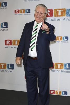 Heinz Horrmann beim Finale 2.Tag des 24.RTL Spendenmarathon 2019 Promis sammeln Spenden am Freitag 22.11.2019 in Huerth bei Koeln NRW Deutschland *** Heinz Horrmann at Final 2 Day of 24 RTL Charity Marathon 2019 Celebrities Collect Donations on Friday 22 11 2019 in Huerth at Cologne NRW Germany-stock-foto