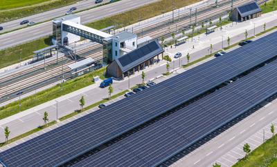 Gr??ter Ladepark der Welt am Bahnhof Merklingen/Schw?bische Alb. 259 ?berdachte Stationen f?r Elektroautos finden sich u-stock-foto