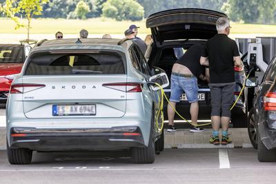 Gr??ter Ladepark der Welt am Bahnhof Merklingen/Schw?bische Alb. 259 ?berdachte Stationen f?r Elektroautos finden sich u-stock-foto