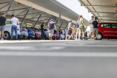Gr??ter Ladepark der Welt am Bahnhof Merklingen/Schw?bische Alb. 259 ?berdachte Stationen f?r Elektroautos finden sich u-stock-foto