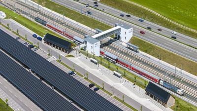 Gr??ter Ladepark der Welt am Bahnhof Merklingen/Schw?bische Alb. 259 ?berdachte Stationen f?r Elektroautos finden sich u-stock-foto