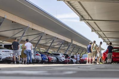 Gr??ter Ladepark der Welt am Bahnhof Merklingen/Schw?bische Alb. 259 ?berdachte Stationen f?r Elektroautos finden sich u-stock-foto