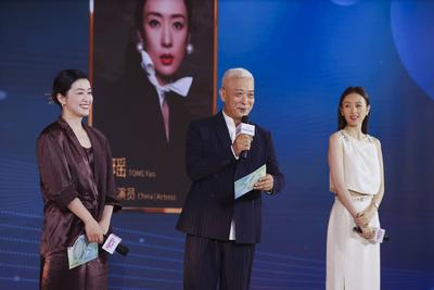 SHANGHAI, CHINA - JUNE 23: (L-R) Scriptwriter Qin Wen, director Yan Jiangang and actress Tanya Tong Yao attend the openi-stock-foto