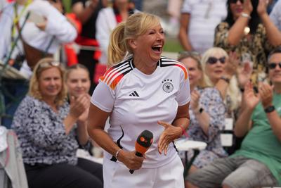 Entertainment Bilder des Tages ZDF - Fernsehgarten. Moderatorin Andrea Kiwi Kiewel in der Unterhaltungsshow ZDF Fernsehg-stock-foto