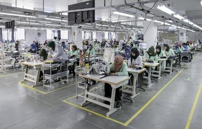 Ausbildungswerkstatt des Textilunternehmens Sartex Naherinnen bei der Arbeit Ksar Hellal Tunesien-stock-foto
